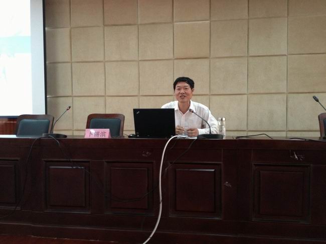 转载新闻:学院举行“项目化课程建设与结项”专题讲座